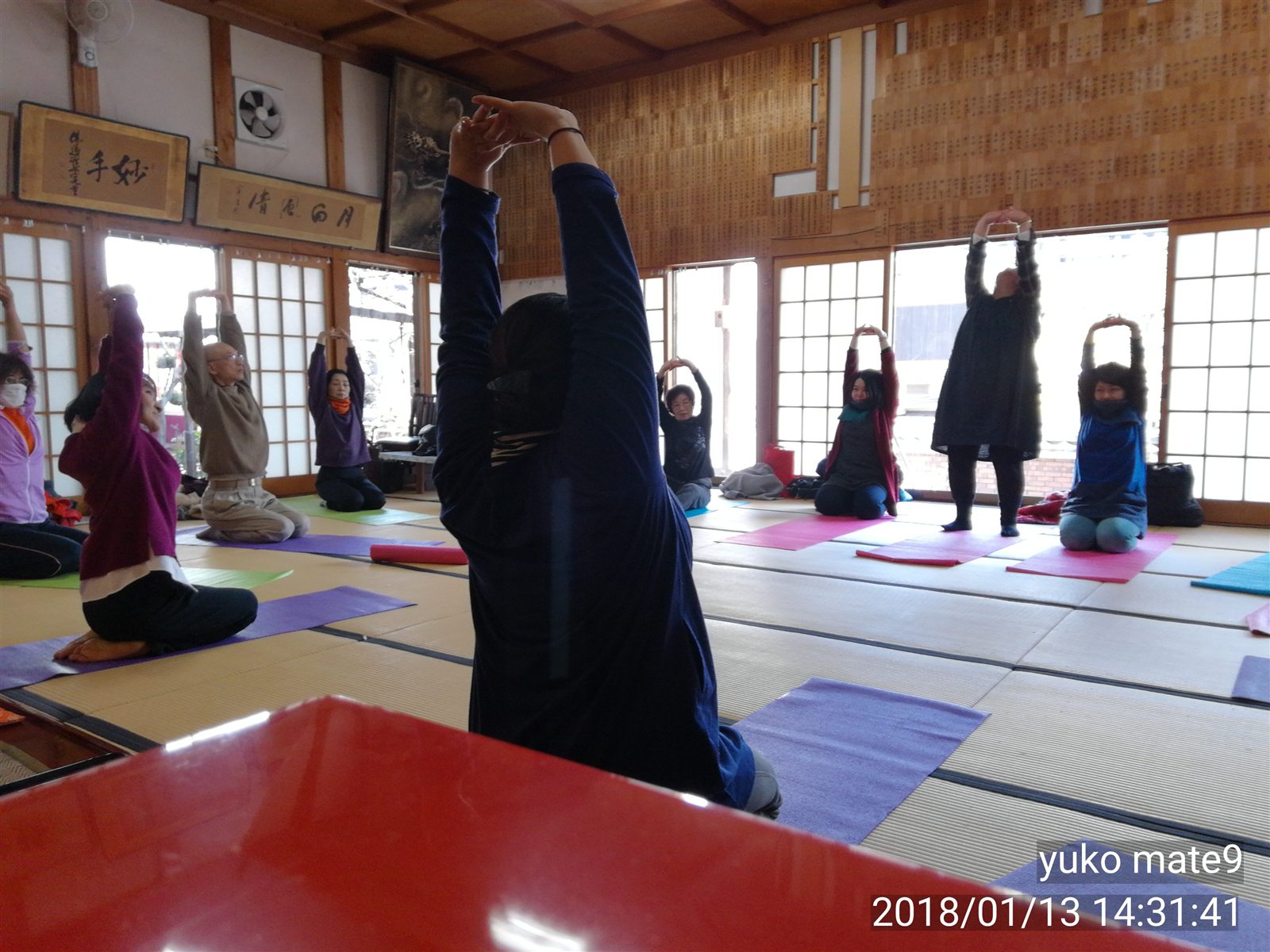 本堂でゆっくり体を伸ばすお寺ヨガ