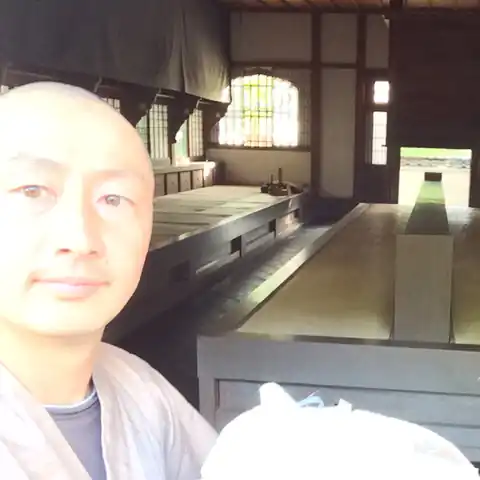 一華寺の禅堂に立つ住職 守屋佑光